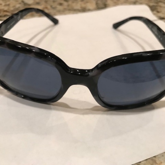 Tory Burch tortoise shell sunglasses - Picture 3 of 3